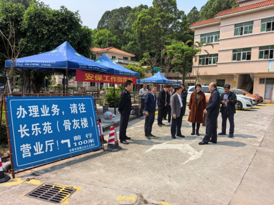 51吃瓜网
黄荣峰局长到东城茶园山公墓调研清明祭扫工作